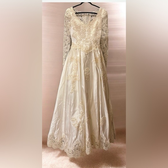 Wedding dress ivory satin w/ lace long sleeve, pearl beading & matching cape. S - Picture 5 of 17